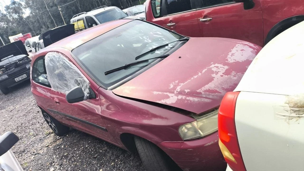 Chevrolet Celta ALX 2004 3 Portas Vermelho em Araucária - Paraná