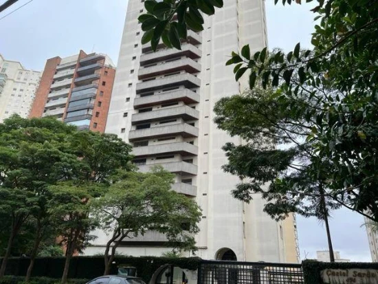 Apartamento branco de grandes dimensões em edifício alto com várias sacadas e área arborizada ao redor no Morumbi