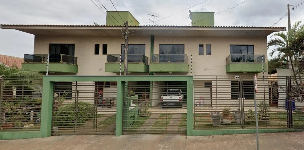 Sobrado com 2 Sobrados Geminados em Arapongas/PR em Arapongas - Paraná