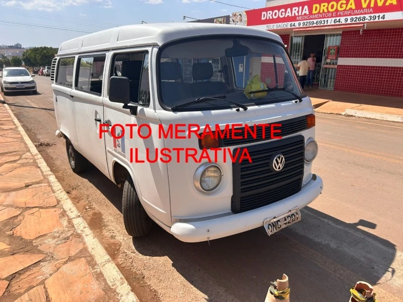 Volkswagen Kombi Kombi 2013/2014 Branca Flex em Adelândia - Goiás