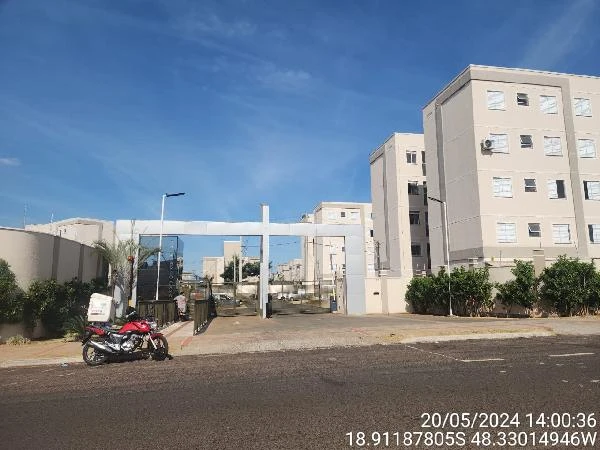 Apartamento em condomínio residencial com portão de entrada e área urbana em Uberlândia