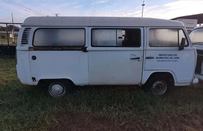 Volkswagen Kombi Kombi 2010/2011 em Leme - São Paulo