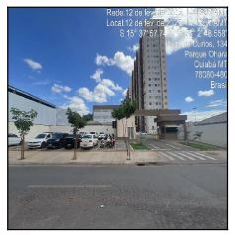 Apartamento branco médio de 42 m² com vaga de garagem externa em área urbana com céu claro