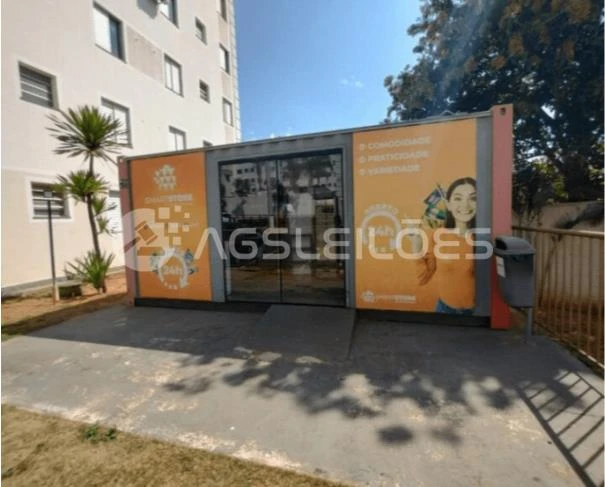 Apartamento residencial com fachada de unidade autônoma e área externa em condomínio urbano com área pavimentada