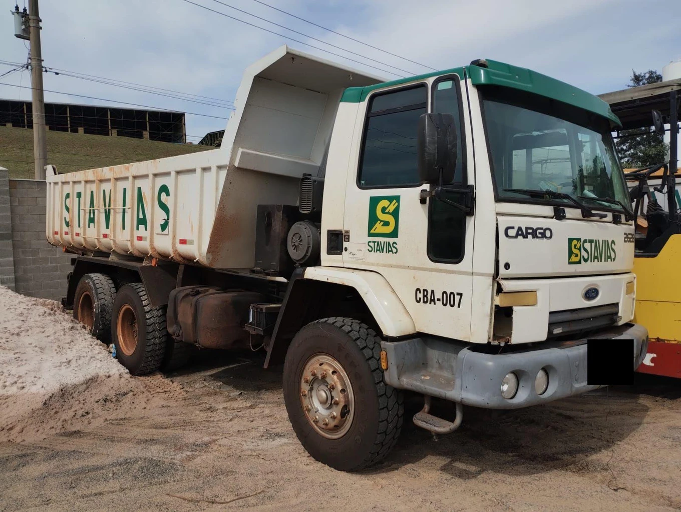 Ford Cargo 2628 E 2011 Basculante 6x4 Branca em Rio Claro - São Paulo