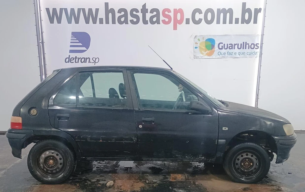 Peugeot 106 Soleil 2000/2001 Preto em Casa Branca - São Paulo