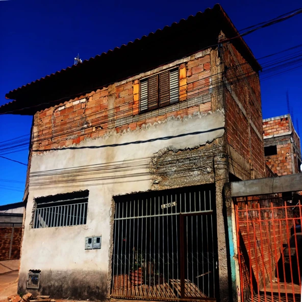 Casa com 2 Casas e 1 Apto em Paracatu/MG em Paracatu - Minas Gerais
