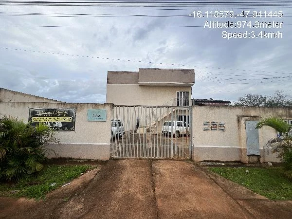Imagem de apartamento com portão de grade e área externa com veículo na garagem