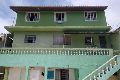 Casa com 4 residências em Curitiba/PR em Curitiba - Paraná