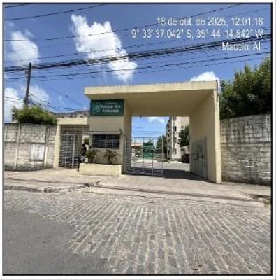 Apartamento localizado na entrada do Condomínio Residencial Craibeiras III em Maceió AL com portaria e acesso pavimentado