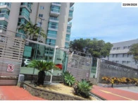 Apartamento com fachada principal, portaria e entrada de condomínio residencial em área urbana, sem avarias visíveis