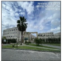 Apartamento branco com portaria e área verde em condomínio residencial foto externa com céu parcialmente nublado