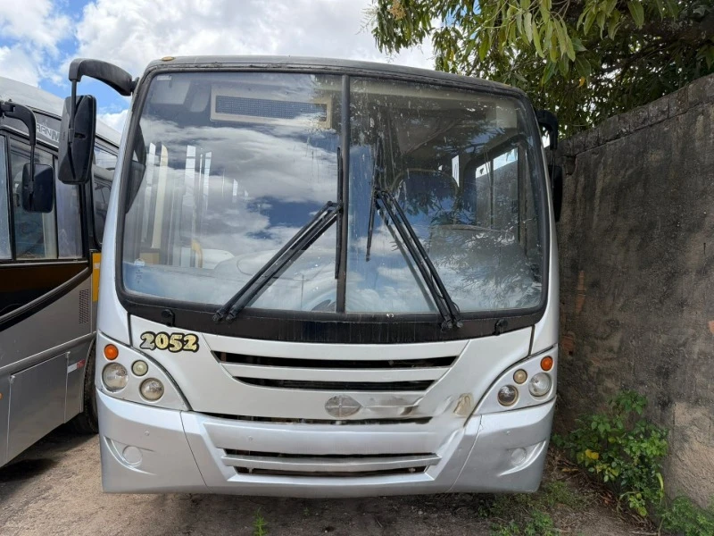 Automóvel ônibus prata Agrale Mascarello Grmidi Ew O 2010 estacionado ao ar livre com amassado no para-choque dianteiro