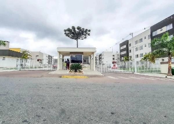 Apartamento branco no Condomínio Residencial California com 2 blocos, guarita de segurança e entrada com portão automático