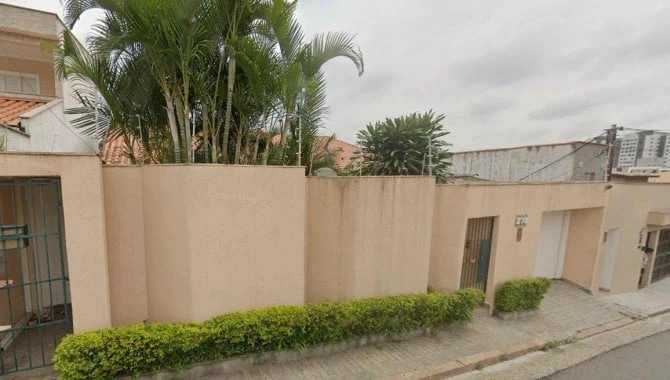 Casa com muro baixo e entrada pela rua em São Bernardo do Campo/SP em São Bernardo Do Campo - São Paulo