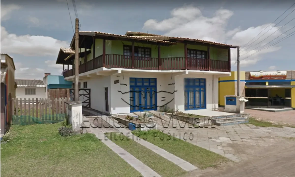 Prédio Comercial com 2 Salas Comerciais e 2 Apartamentos em Imbé/RS