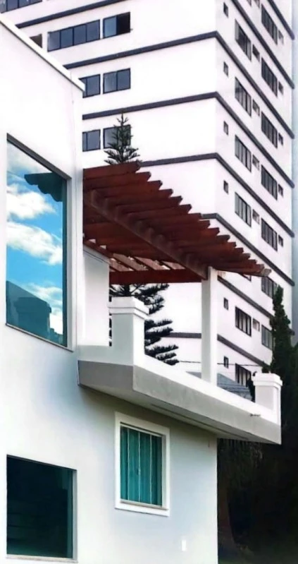 Prédio Residencial com varanda de madeira em Vitória da Conquista/BA em Vitória Da Conquista - Bahia