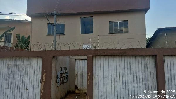 Apartamento com porta de acesso e fachada simples em condomínio residencial