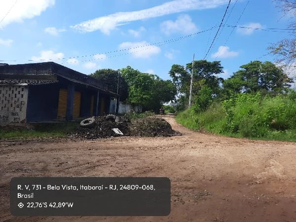 Apartamento localizado em área rural com construção simples e vegetação ao redor em Bela Vista Itaboraí