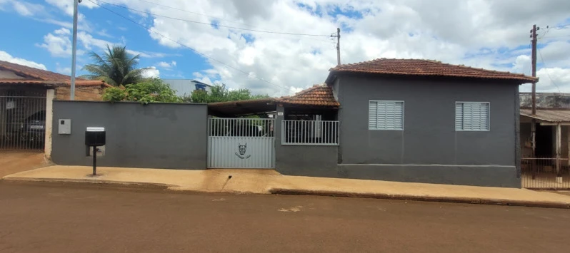 Casa com 2 Lotes em Capinópolis/MG em Capinópolis - Minas Gerais