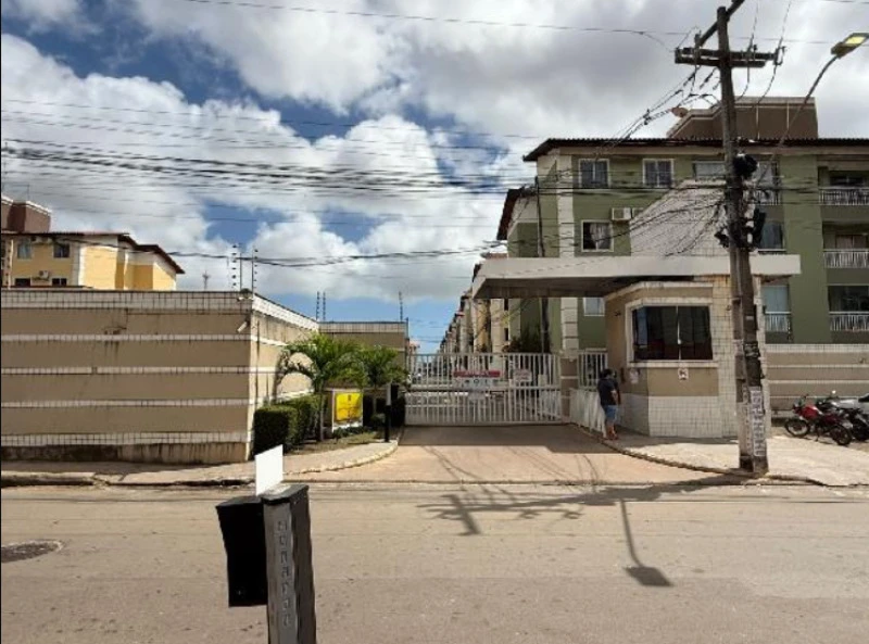 Apartamento verde em condomínio residencial com portaria e grades de segurança em bairro residencial