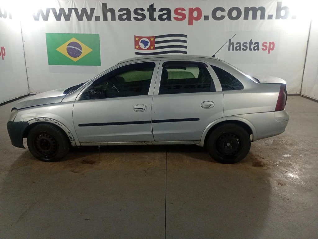 Chevrolet Corsa Sedan 2002 Prata em Casa Branca - São Paulo