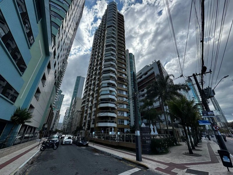 Apartamento com 1 unidade e 3 garagens em Balneário Camboriú/SC em Balneário Camboriú - Santa Catarina