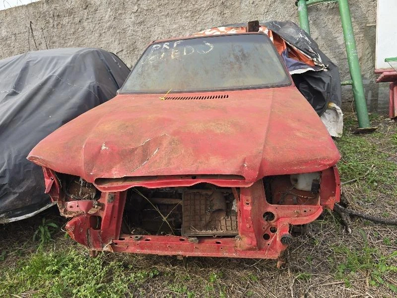 Fiat Uno Vermelho  - Sucata inservível prefeitura Toledo em Toledo - Paraná