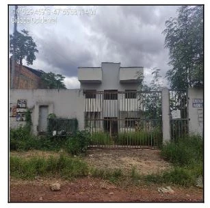 Apartamento com varanda e entrada gradeada em área residencial