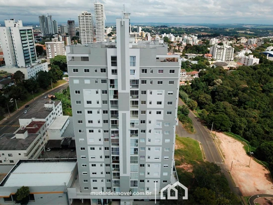 Apartamento cinza claro com vários andares e garagem dupla, localizado em área urbana com prédios e áreas verdes próximas