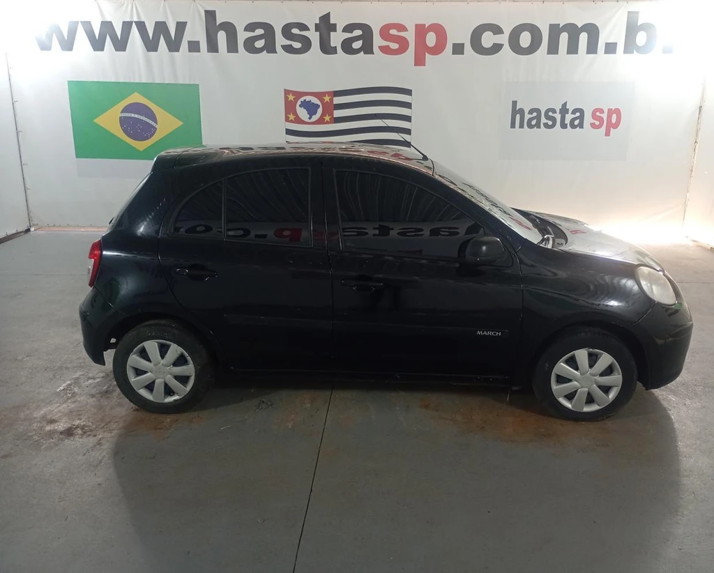 Nissan March 1.0 Flex 2014 Preto em Casa Branca - São Paulo