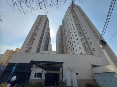 Apartamento na Av. Celso Garcia com entrada de prédio alto