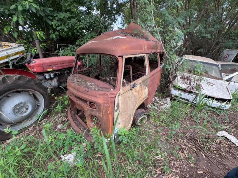 Volkswagen Kombi Kombi 2010/2011 Van em Leme - São Paulo