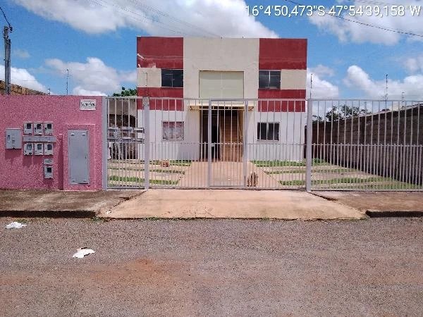 Apartamento com fachada simples em condomínio Costa Azul