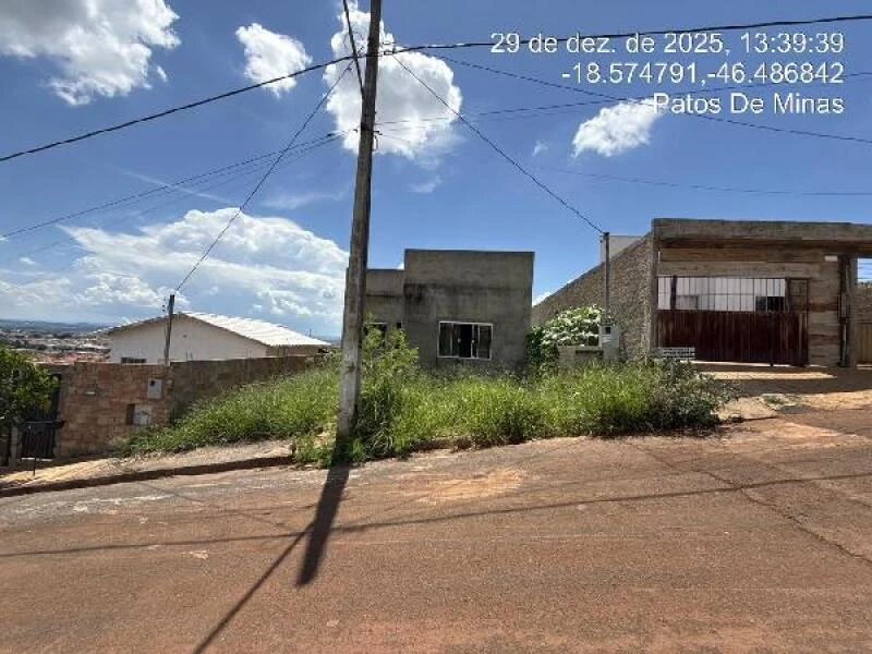 Terreno com 2 Quartos em Patos de Minas/MG em Patos De Minas - Minas Gerais