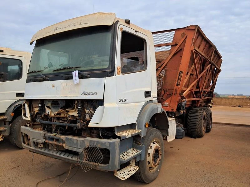 Mercedes-Benz Axor 3131 6x4 2015/2016 Branca Diesel Automático em Pompéu - Minas Gerais