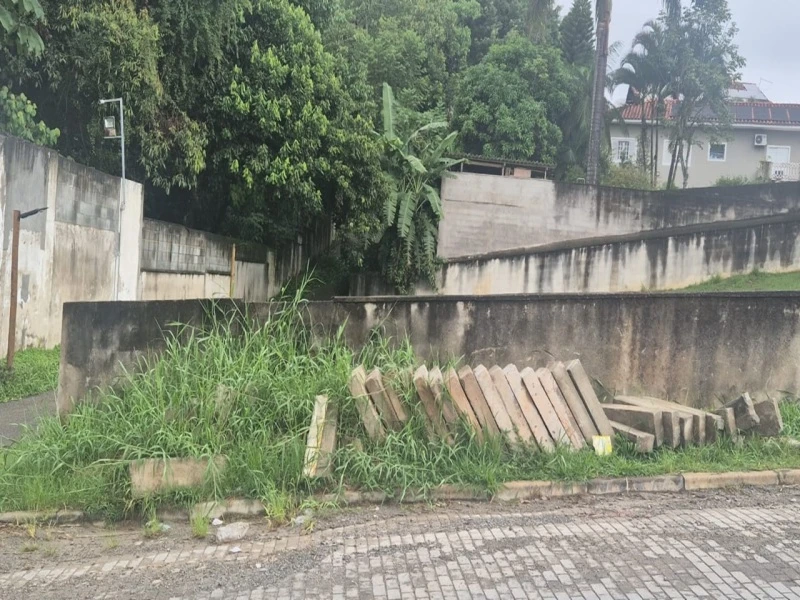 Terreno Lote A, Quadra 100, Itapeti em Mogi das Cruzes/SP em Mogi Das Cruzes - São Paulo