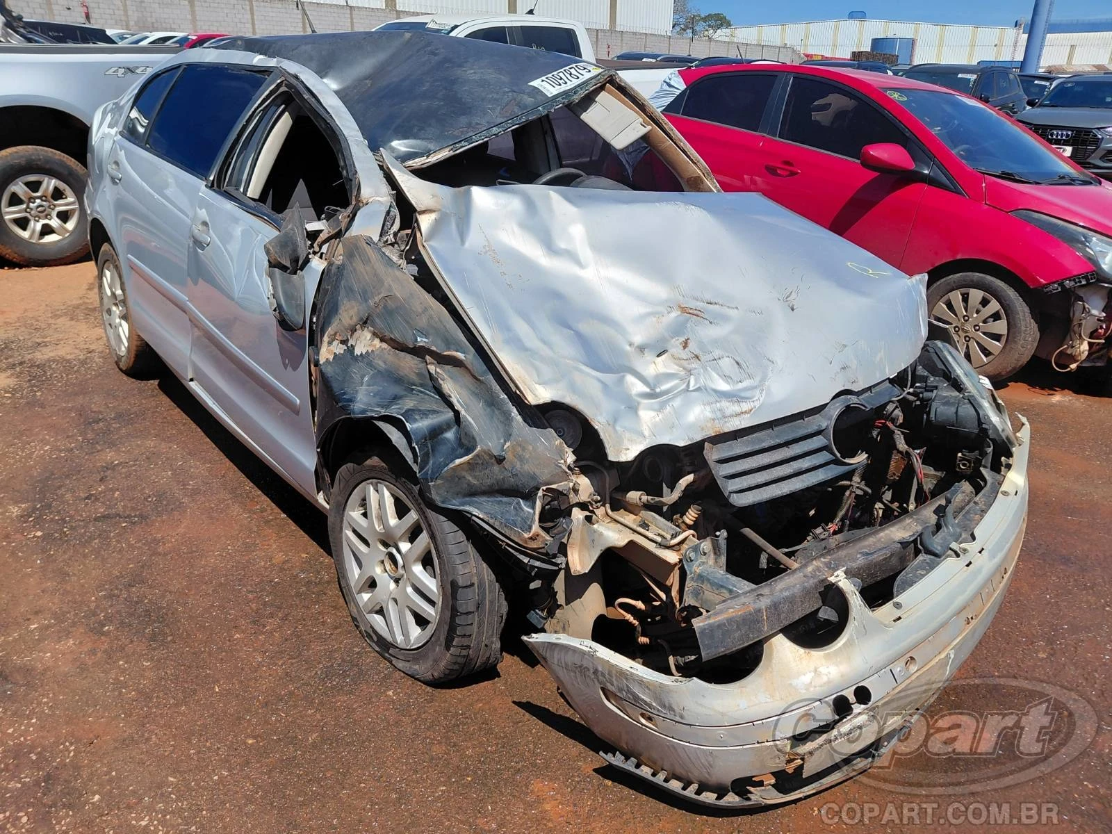 Volkswagen Polo Sedan Polo Sedan 2004 2.0 Grande Monta Capotamento em Aparecida De Goiânia - Goiás