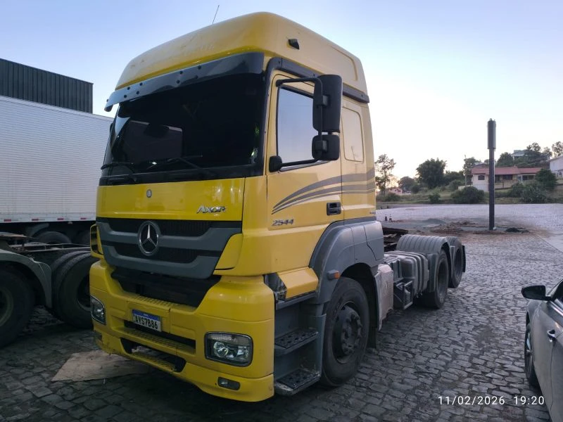 Mercedes-Benz Axor 2544LS 2014 Amarela em Concórdia - Santa Catarina