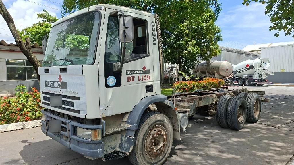 IVECO Eurocargo 260E25N 2011 6x4 Diesel em Jaboatão Dos Guararapes - Pernambuco