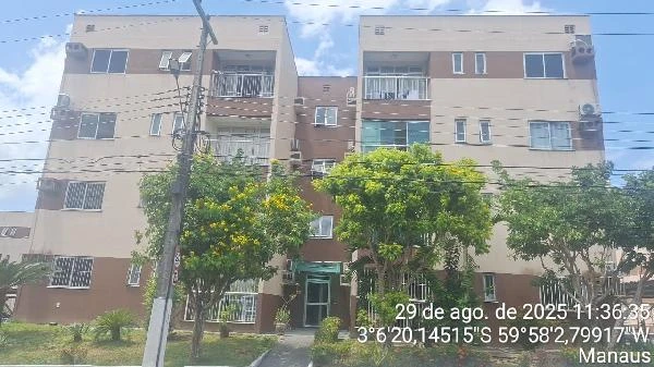 Apartamento em condomínio com fachada em bege e marrom de quatro andares e varandas visíveis na fachada frontal em área residencial arborizada