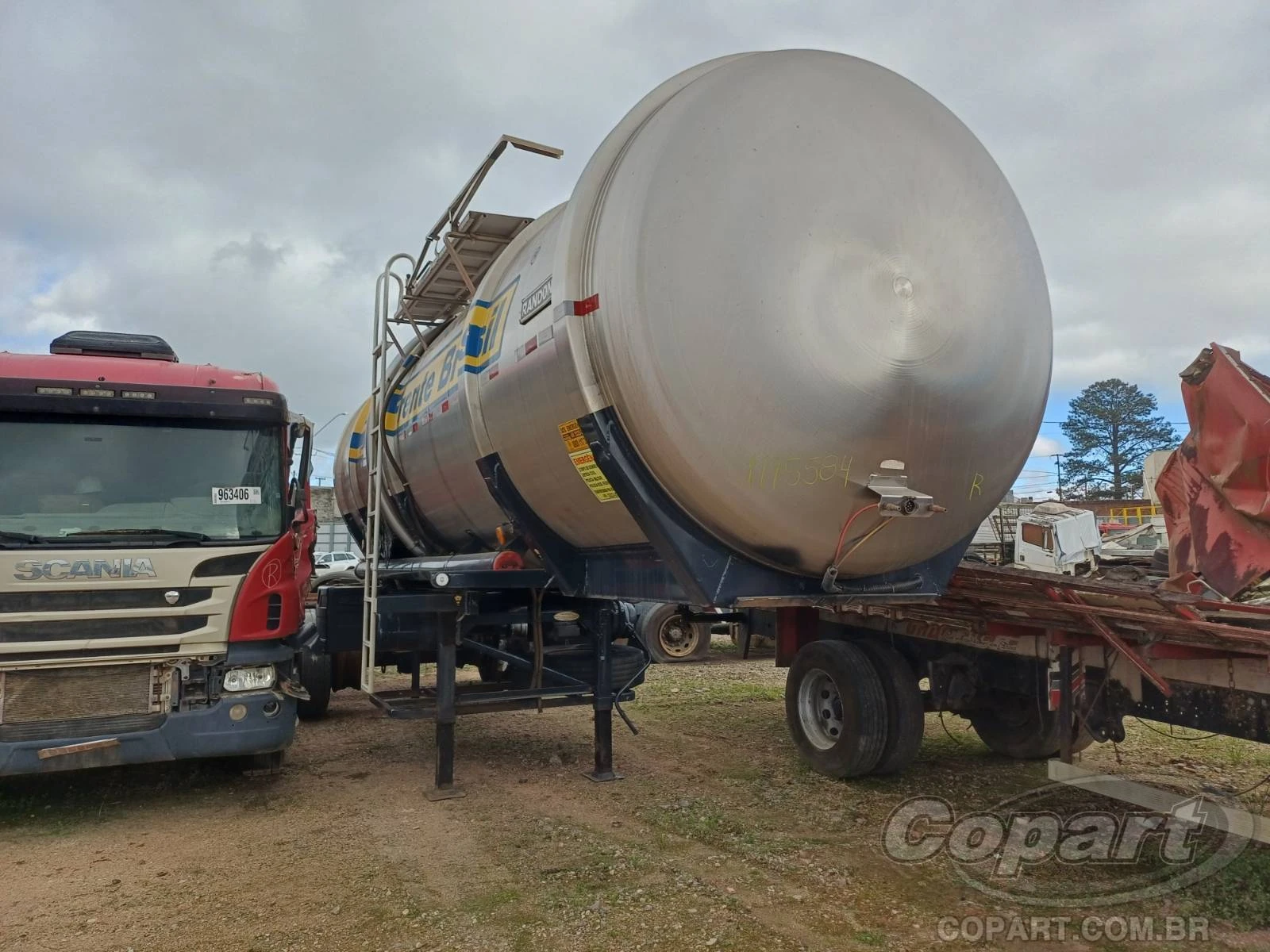 Randon Semi-Reboque 2010 Queimado com Chassi Avariado em São José Dos Pinhais - Paraná