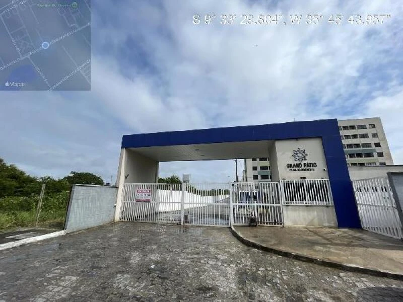 Apartamento branco no Condomínio Gran Pátio Club Residence II com portaria e portão metálico em área externa pavimentada