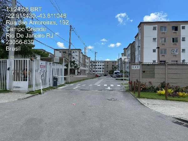 Apartamento em condomínio residencial com entrada de rua ampla