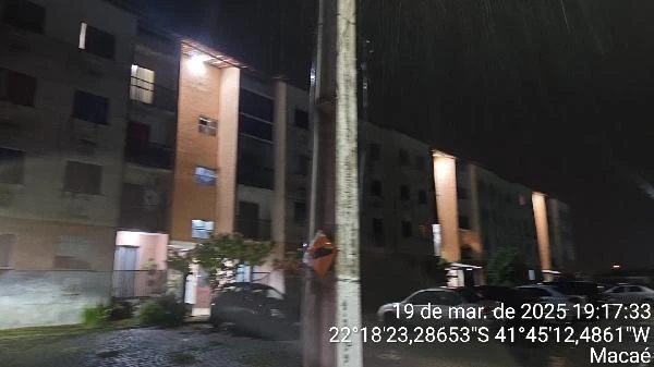 Apartamento em condomínio residencial em Macaé visto ao entardecer
