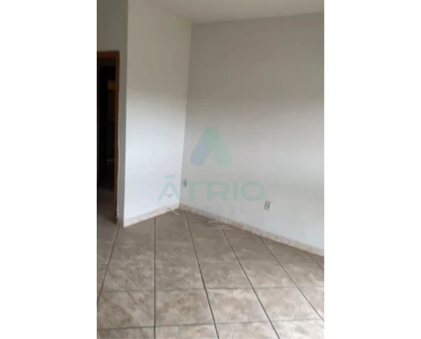 Apartamento no Centro de São João de Meriti com piso de cerâmica e paredes claras