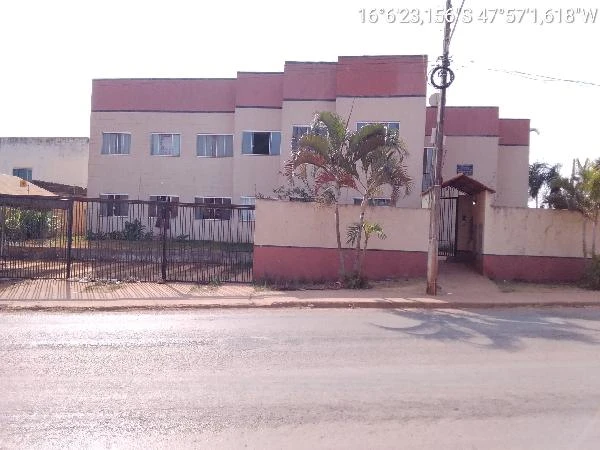 Apartamento de 2 quartos no térreo com 1 vaga de garagem em condomínio