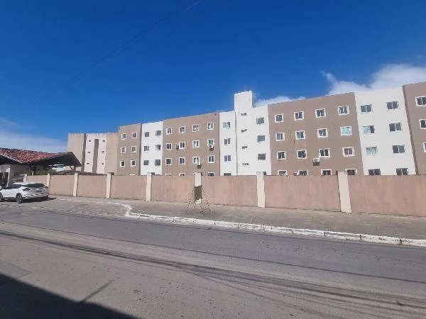 Apartamento bege e branco de 46m² com 4 andares em condomínio residencial com muro e área externa pavimentada