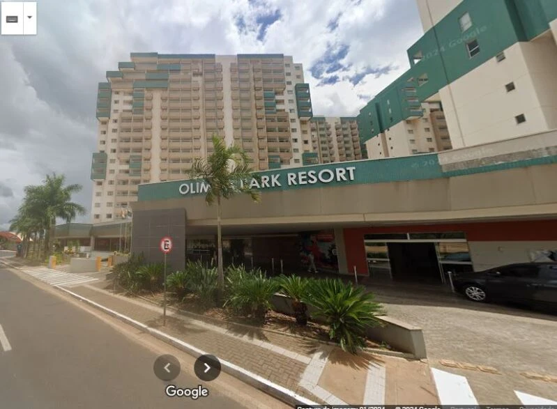 Apartamento comercial no Olímpia Park Resort com fachada visível e área externa pavimentada em Olímpia SP