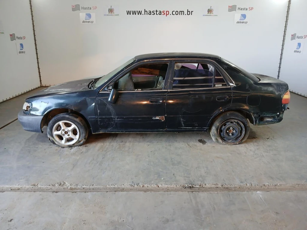 Toyota Corolla XEi 2000 4x4 em Porto Feliz - São Paulo